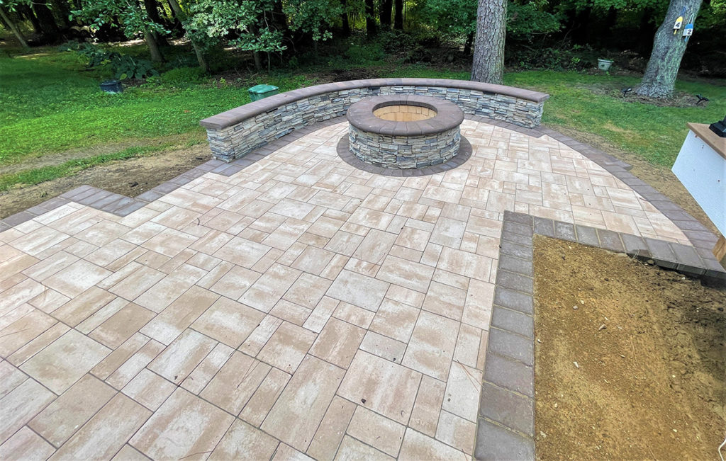 chester-paver-patio-firepit-03